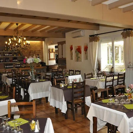 Les Deux Acacias Hotel *